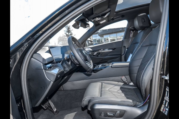 BMW 5 Serie 550e xDrive M-SPORT Pro ** PANO, LEDER, TREKH, STOELVENT, B&W Sound, 20-inch LMV ** Ex. BMW AG - 26k onder NP ** ** INFORMEER OOK NAAR ONZE AANTREKKELIJKE FINANCIAL-LEASE TARIEVEN **
