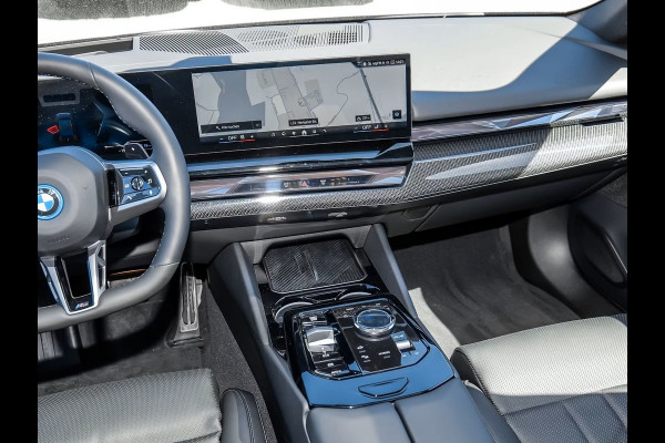 BMW 5 Serie 550e xDrive M-SPORT Pro ** PANO, LEDER, TREKH, STOELVENT, B&W Sound, 20-inch LMV ** Ex. BMW AG - 26k onder NP ** ** INFORMEER OOK NAAR ONZE AANTREKKELIJKE FINANCIAL-LEASE TARIEVEN **