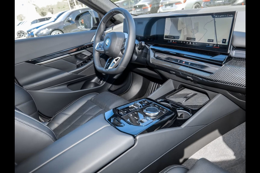 BMW 5 Serie 550e xDrive M-SPORT Pro ** PANO, LEDER, TREKH, STOELVENT, B&W Sound, 20-inch LMV ** Ex. BMW AG - 26k onder NP ** ** INFORMEER OOK NAAR ONZE AANTREKKELIJKE FINANCIAL-LEASE TARIEVEN **