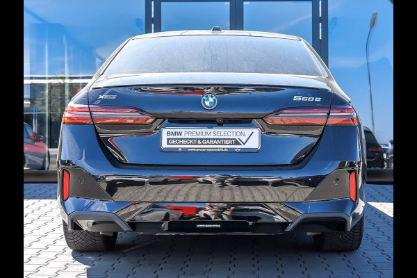 BMW 5 Serie 550e xDrive M-SPORT Pro ** PANO, LEDER, TREKH, STOELVENT, B&W Sound, 20-inch LMV ** Ex. BMW AG - 26k onder NP ** ** INFORMEER OOK NAAR ONZE AANTREKKELIJKE FINANCIAL-LEASE TARIEVEN **