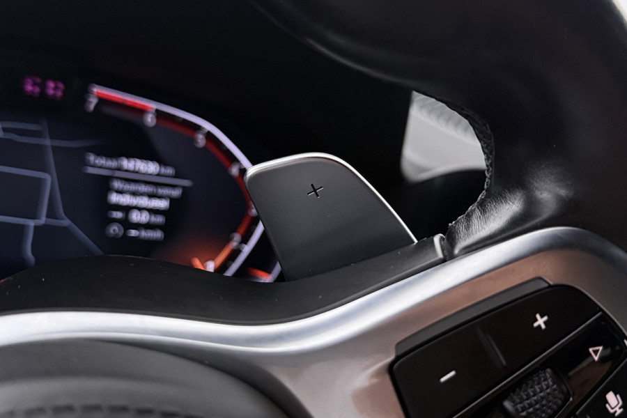 BMW 3 Serie Touring 330i High Executive (CAMERA, STOELVERWARMING, SFEERVERLICHTING, ELEKTR STOELEN, PARKEERSENSOREN)