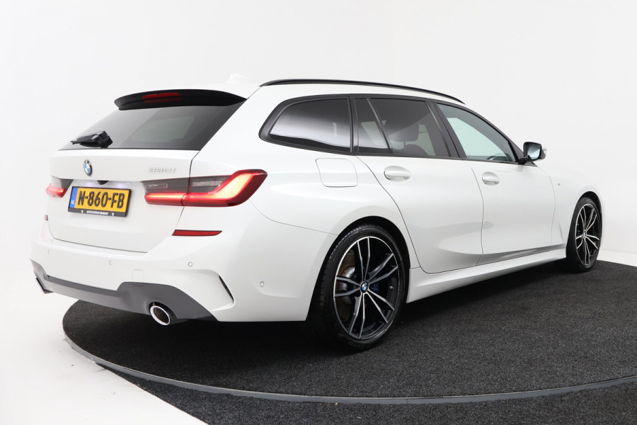 BMW 3 Serie Touring 330i High Executive (CAMERA, STOELVERWARMING, SFEERVERLICHTING, ELEKTR STOELEN, PARKEERSENSOREN)