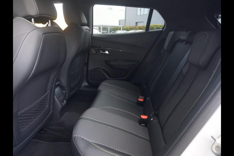 Peugeot e-2008 EV GT 54 kWh | PARKEERSENSOREN MET CAMERA | NAVI | CRUISE CONTROL | APPLE CARPLAY | 28.908 KM