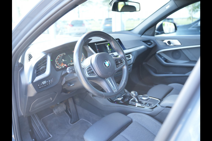 BMW 1-serie 118i Executive Edition DAB | Leer | sportstoelen | Apple/Android Auto