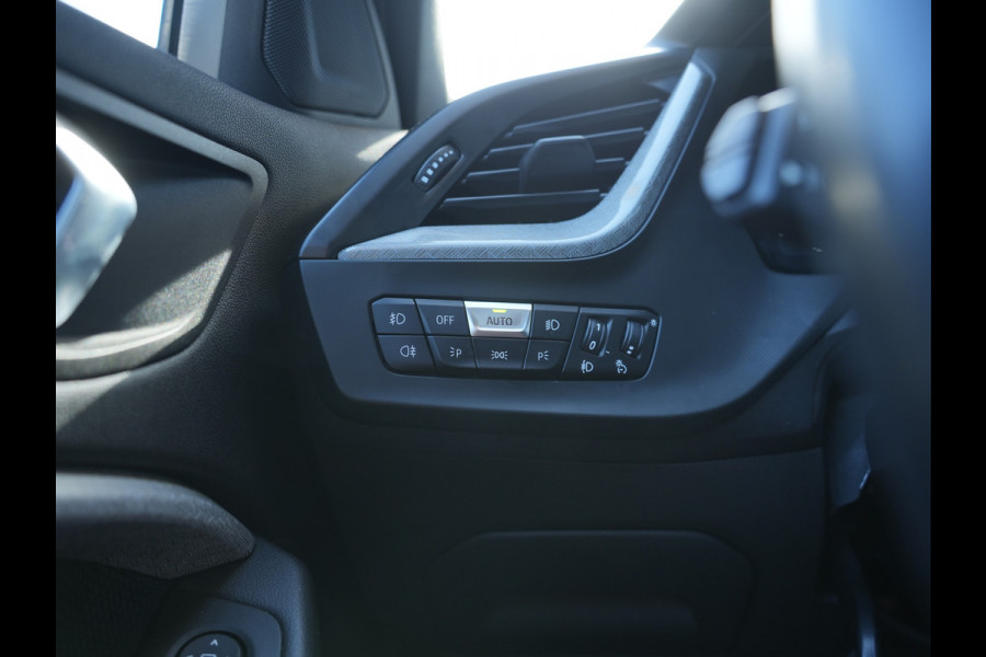 BMW 1-serie 118i Executive Edition DAB | Leer | sportstoelen | Apple/Android Auto