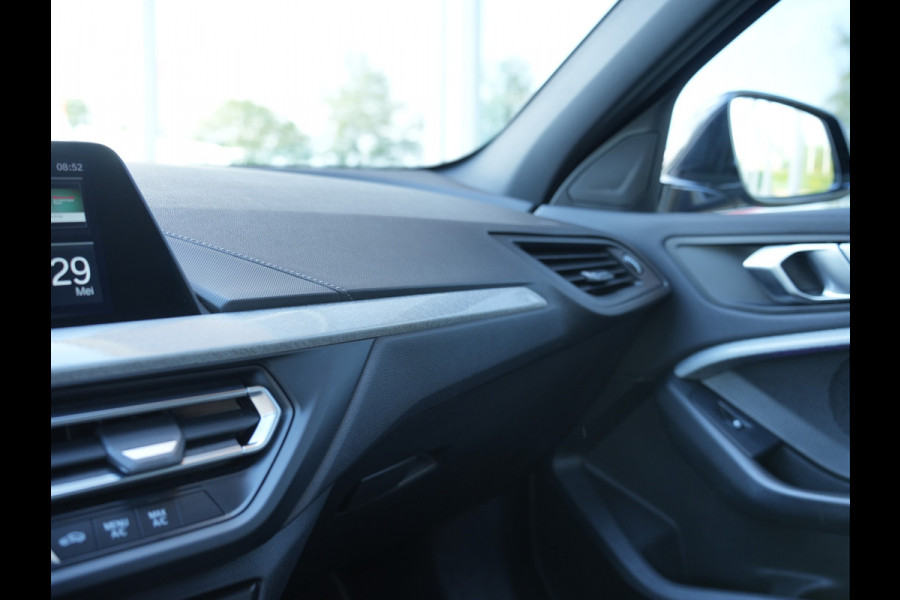 BMW 1-serie 118i Executive Edition DAB | Leer | sportstoelen | Apple/Android Auto