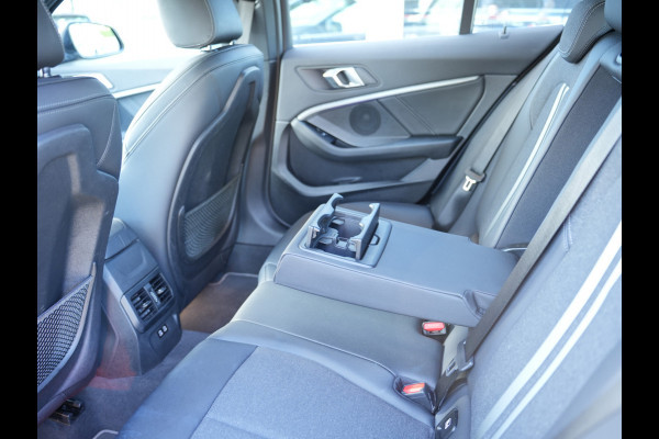 BMW 1-serie 118i Executive Edition DAB | Leer | sportstoelen | Apple/Android Auto