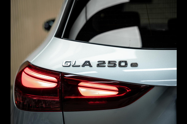 Mercedes-Benz GLA 250 e Business Solution AMG | AMG uitgevoerd | Trekhaak | Pano | Stoelverwarming |