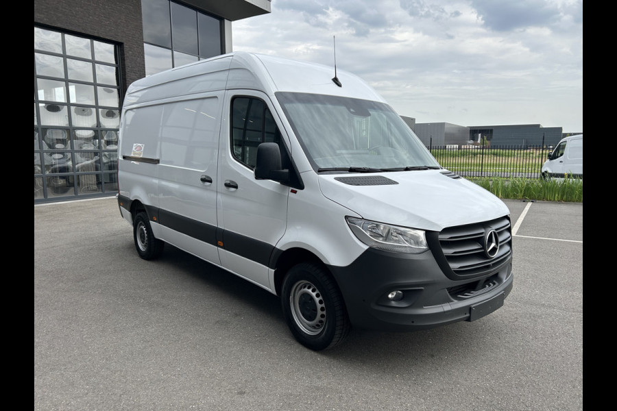 Mercedes-Benz Sprinter 317 CDI L2 H2 360 Camera / Trekhaak / MBUX / Navigatie / Parkeersensoren / Cruise control / Airco / 270 Graden achterdeuren