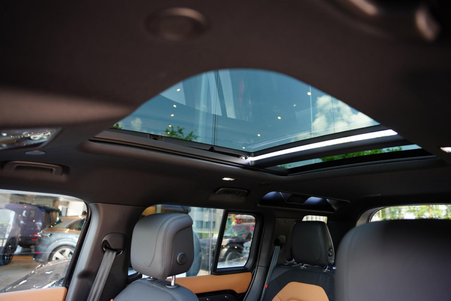 Land Rover Defender 110 P 400 E X-Dynamic HSE URBAN / Panoramadak / 23 Inch / BTW