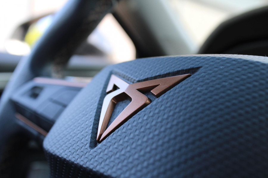 CUPRA Formentor 1.4 e-Hybrid VZ Performance | Wegklapbare trekhaak | Elek. klep | Stuur & Stoelverwarming | Camera | Adaptive cruise control | Memory seats