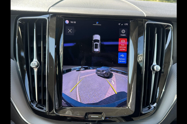 Volvo XC60 2.0 T6 Plug-in hybrid AWD R-Design | BOMVOL!! | 22K KM!! | STOEL STUURVERWARMING | PANO | ELEK. TREKHAAK | ADAP. CRUISRE | MEM. STOELEN | ACHTERBANK VERWARMD | ELEK. ACHTERKLEP | 12 MND BOVAG GARANTIE | DEALER ONDERHOUDEN |