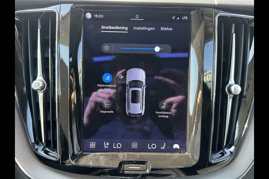 Volvo XC60 2.0 T6 Plug-in hybrid AWD R-Design | BOMVOL!! | 22K KM!! | STOEL STUURVERWARMING | PANO | ELEK. TREKHAAK | ADAP. CRUISRE | MEM. STOELEN | ACHTERBANK VERWARMD | ELEK. ACHTERKLEP | 12 MND BOVAG GARANTIE | DEALER ONDERHOUDEN |