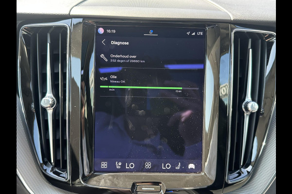 Volvo XC60 2.0 T6 Plug-in hybrid AWD R-Design | BOMVOL!! | 22K KM!! | STOEL STUURVERWARMING | PANO | ELEK. TREKHAAK | ADAP. CRUISRE | MEM. STOELEN | ACHTERBANK VERWARMD | ELEK. ACHTERKLEP | 12 MND BOVAG GARANTIE | DEALER ONDERHOUDEN |