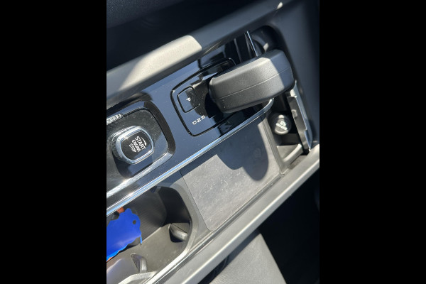 Volvo XC60 2.0 T6 Plug-in hybrid AWD R-Design | BOMVOL!! | 22K KM!! | STOEL STUURVERWARMING | PANO | ELEK. TREKHAAK | ADAP. CRUISRE | MEM. STOELEN | ACHTERBANK VERWARMD | ELEK. ACHTERKLEP | 12 MND BOVAG GARANTIE | DEALER ONDERHOUDEN |