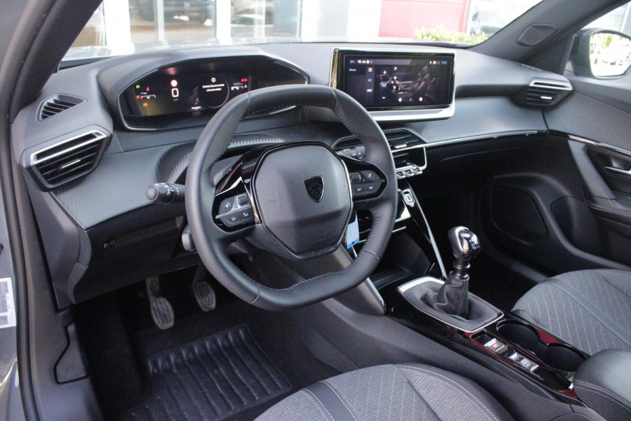 Peugeot 2008 1.2 100PK ALLURE | DRAADLOZE APPLE CARPLAY/ANDROID AUTO | PARKEERSENSOREN VOOR + ACHTER | CRUISE CONTROL | DAB+ RADIO | CLIMATE CONTROL | 17" LICHTMETALEN VELGEN |