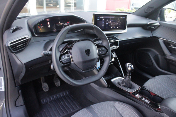 Peugeot 2008 1.2 100PK ALLURE | DRAADLOZE APPLE CARPLAY/ANDROID AUTO | PARKEERSENSOREN VOOR + ACHTER | CRUISE CONTROL | DAB+ RADIO | CLIMATE CONTROL | 17" LICHTMETALEN VELGEN |