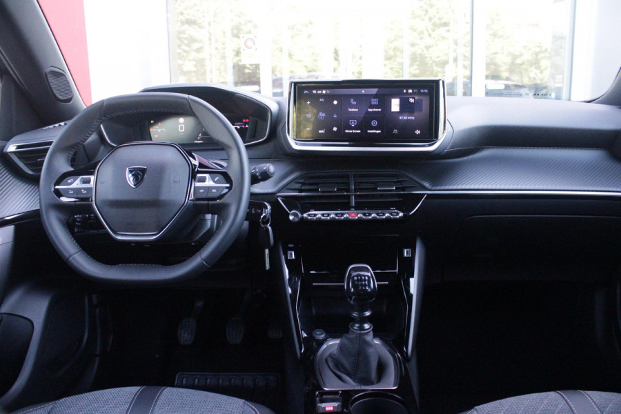 Peugeot 2008 1.2 100PK ALLURE | DRAADLOZE APPLE CARPLAY/ANDROID AUTO | PARKEERSENSOREN VOOR + ACHTER | CRUISE CONTROL | DAB+ RADIO | CLIMATE CONTROL | 17" LICHTMETALEN VELGEN |