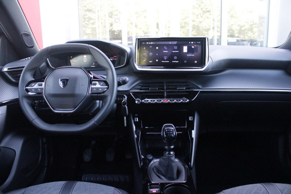Peugeot 2008 1.2 100PK ALLURE | DRAADLOZE APPLE CARPLAY/ANDROID AUTO | PARKEERSENSOREN VOOR + ACHTER | CRUISE CONTROL | DAB+ RADIO | CLIMATE CONTROL | 17" LICHTMETALEN VELGEN |