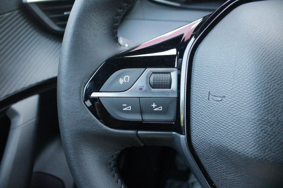 Peugeot 2008 1.2 100PK ALLURE | DRAADLOZE APPLE CARPLAY/ANDROID AUTO | PARKEERSENSOREN VOOR + ACHTER | CRUISE CONTROL | DAB+ RADIO | CLIMATE CONTROL | 17" LICHTMETALEN VELGEN |