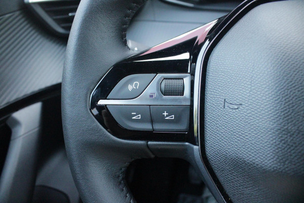 Peugeot 2008 1.2 100PK ALLURE | DRAADLOZE APPLE CARPLAY/ANDROID AUTO | PARKEERSENSOREN VOOR + ACHTER | CRUISE CONTROL | DAB+ RADIO | CLIMATE CONTROL | 17" LICHTMETALEN VELGEN |