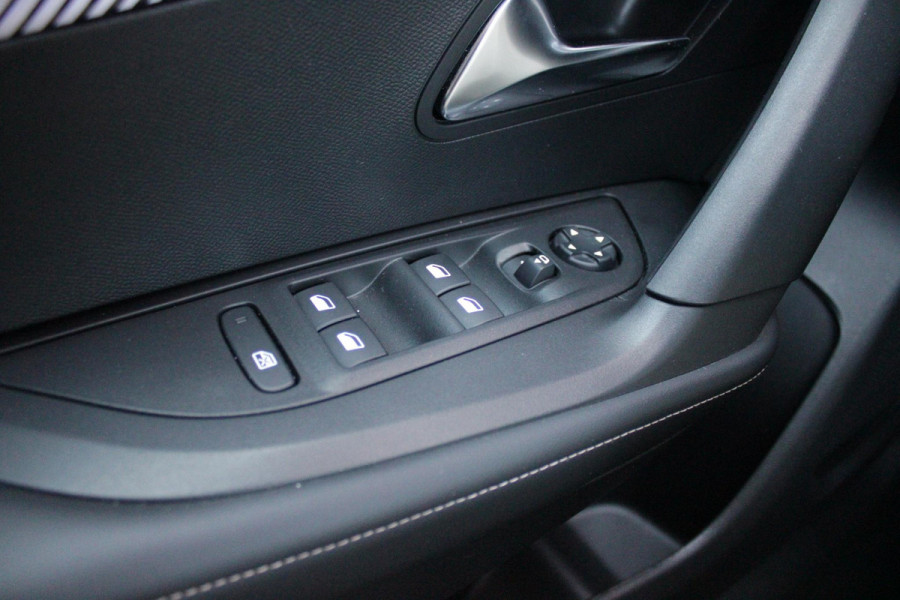 Peugeot 2008 1.2 100PK ALLURE | DRAADLOZE APPLE CARPLAY/ANDROID AUTO | PARKEERSENSOREN VOOR + ACHTER | CRUISE CONTROL | DAB+ RADIO | CLIMATE CONTROL | 17" LICHTMETALEN VELGEN |