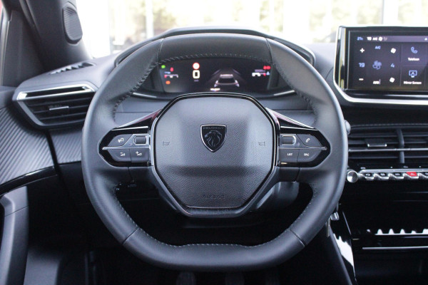 Peugeot 2008 1.2 100PK ALLURE | DRAADLOZE APPLE CARPLAY/ANDROID AUTO | PARKEERSENSOREN VOOR + ACHTER | CRUISE CONTROL | DAB+ RADIO | CLIMATE CONTROL | 17" LICHTMETALEN VELGEN |