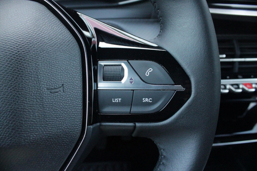 Peugeot 2008 1.2 100PK ALLURE | DRAADLOZE APPLE CARPLAY/ANDROID AUTO | PARKEERSENSOREN VOOR + ACHTER | CRUISE CONTROL | DAB+ RADIO | CLIMATE CONTROL | 17" LICHTMETALEN VELGEN |