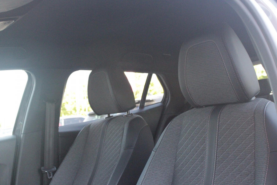 Peugeot 2008 1.2 100PK ALLURE | DRAADLOZE APPLE CARPLAY/ANDROID AUTO | PARKEERSENSOREN VOOR + ACHTER | CRUISE CONTROL | DAB+ RADIO | CLIMATE CONTROL | 17" LICHTMETALEN VELGEN |