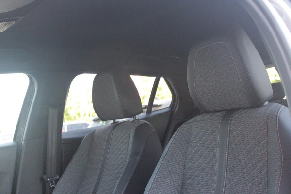 Peugeot 2008 1.2 100PK ALLURE | DRAADLOZE APPLE CARPLAY/ANDROID AUTO | PARKEERSENSOREN VOOR + ACHTER | CRUISE CONTROL | DAB+ RADIO | CLIMATE CONTROL | 17" LICHTMETALEN VELGEN |
