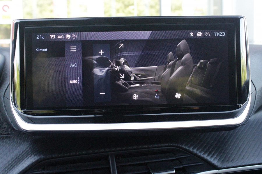 Peugeot 2008 1.2 100PK ALLURE | DRAADLOZE APPLE CARPLAY/ANDROID AUTO | PARKEERSENSOREN VOOR + ACHTER | CRUISE CONTROL | DAB+ RADIO | CLIMATE CONTROL | 17" LICHTMETALEN VELGEN |