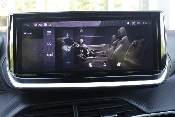 Peugeot 2008 1.2 100PK ALLURE | DRAADLOZE APPLE CARPLAY/ANDROID AUTO | PARKEERSENSOREN VOOR + ACHTER | CRUISE CONTROL | DAB+ RADIO | CLIMATE CONTROL | 17" LICHTMETALEN VELGEN |