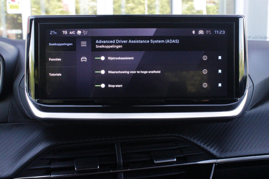 Peugeot 2008 1.2 100PK ALLURE | DRAADLOZE APPLE CARPLAY/ANDROID AUTO | PARKEERSENSOREN VOOR + ACHTER | CRUISE CONTROL | DAB+ RADIO | CLIMATE CONTROL | 17" LICHTMETALEN VELGEN |