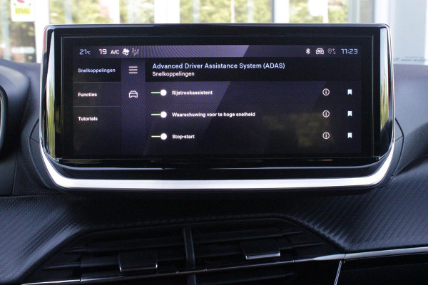 Peugeot 2008 1.2 100PK ALLURE | DRAADLOZE APPLE CARPLAY/ANDROID AUTO | PARKEERSENSOREN VOOR + ACHTER | CRUISE CONTROL | DAB+ RADIO | CLIMATE CONTROL | 17" LICHTMETALEN VELGEN |