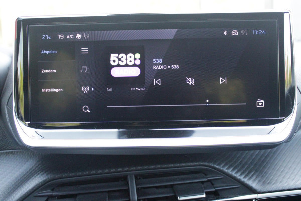 Peugeot 2008 1.2 100PK ALLURE | DRAADLOZE APPLE CARPLAY/ANDROID AUTO | PARKEERSENSOREN VOOR + ACHTER | CRUISE CONTROL | DAB+ RADIO | CLIMATE CONTROL | 17" LICHTMETALEN VELGEN |