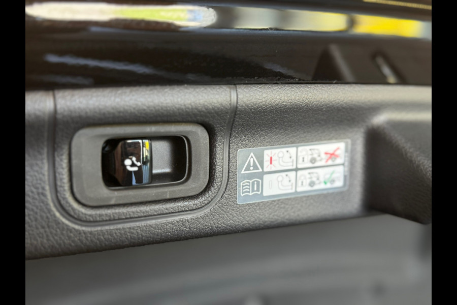 Mercedes-Benz C-Klasse 300 e AMG Line / Pano / Burmester / Camera / Sfeerverlichting / Stoelverwarming / Trekhaak / DAB