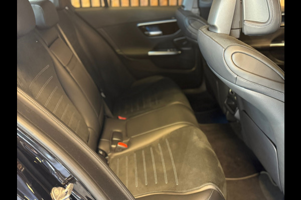 Mercedes-Benz C-Klasse 300 e AMG Line / Pano / Burmester / Camera / Sfeerverlichting / Stoelverwarming / Trekhaak / DAB