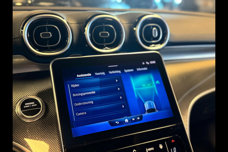 Mercedes-Benz C-Klasse 300 e AMG Line / Pano / Burmester / Camera / Sfeerverlichting / Stoelverwarming / Trekhaak / DAB