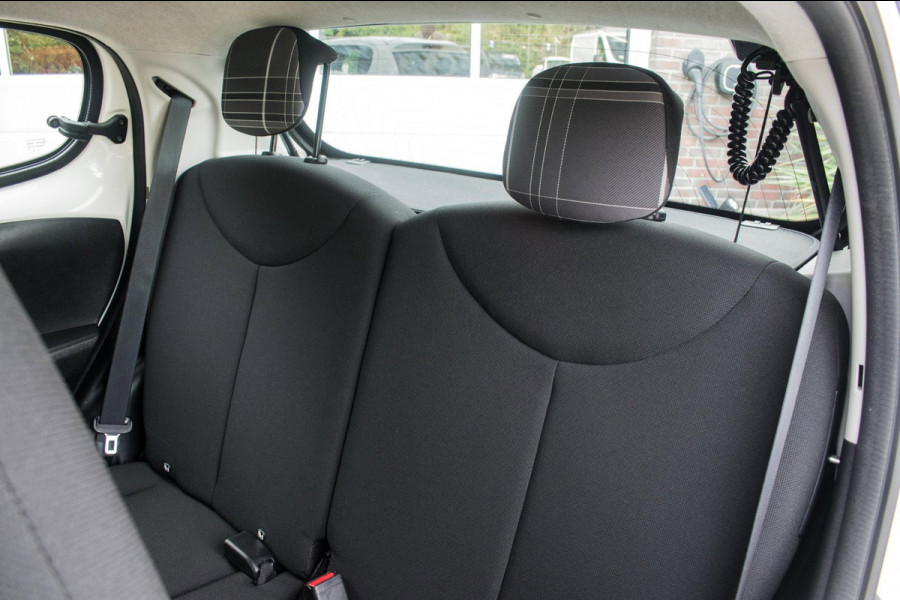 Peugeot 108 1.0 e-VTi Active Premium NL-auto [ Airco Bluetooth LED-dagrijverlichting Centrale Vergrendeling Elektrische Ramen ]