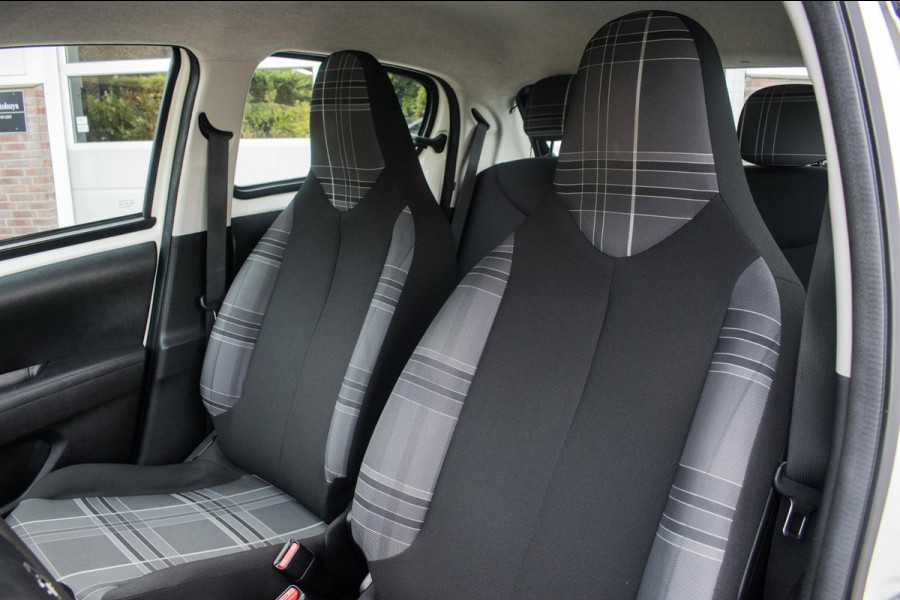 Peugeot 108 1.0 e-VTi Active Premium NL-auto [ Airco Bluetooth LED-dagrijverlichting Centrale Vergrendeling Elektrische Ramen ]