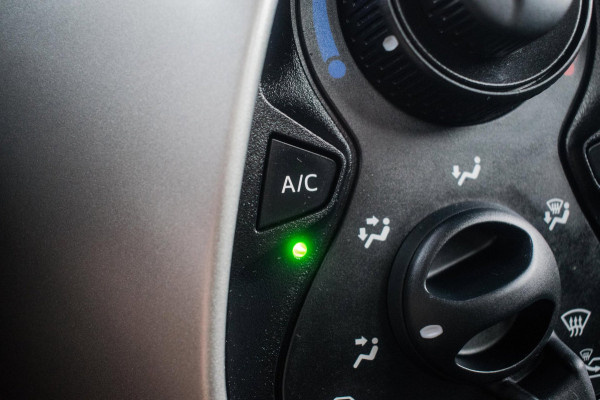 Peugeot 108 1.0 e-VTi Active Premium NL-auto [ Airco Bluetooth LED-dagrijverlichting Centrale Vergrendeling Elektrische Ramen ]