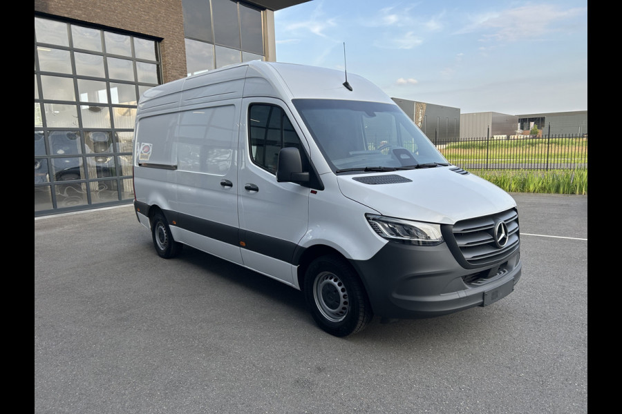 Mercedes-Benz Sprinter 315 CDI L2 H2 RWD PRO / 2800KG Trekhaak / LED / MBUX / Navigatie / Camera / Cruise control / Airco