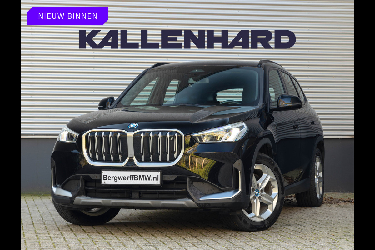 BMW iX1 xDrive30 - Trekhaak - Driving + Parking Ass - Stoelverwarming - Adaptief onderstel