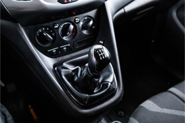 Ford Transit Connect 1.5 TDCI | Camera | Navigatie | Imperiaal | Trekhaak | 3-Zitter | Airco | Cruise control | Orig. NL Auto | Nieuwe APK | Euro 6
