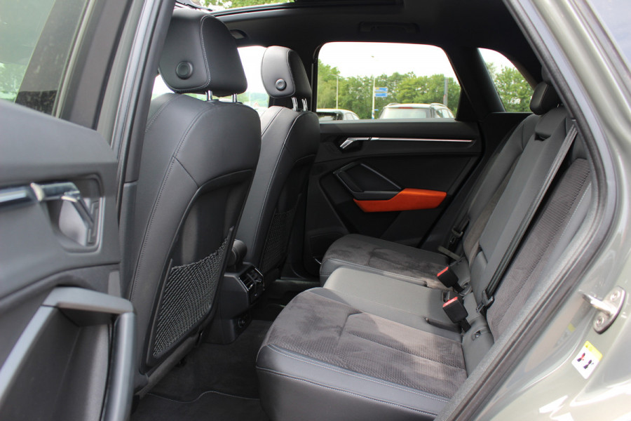 Audi Q3 45 TFSI quattro S Line edition one / Panoramadak / Camera / Keyless / B&O / Matrix LED / 19'' / CarPlay / Elektr. Stoelen / Sfeerverlichting / Dodehoek / DAB / Stoelverwarming / ACC