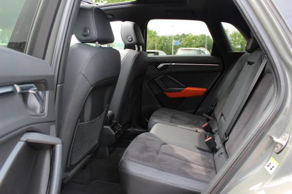 Audi Q3 45 TFSI quattro S Line edition one / Panoramadak / Camera / Keyless / B&O / Matrix LED / 19'' / CarPlay / Elektr. Stoelen / Sfeerverlichting / Dodehoek / DAB / Stoelverwarming / ACC