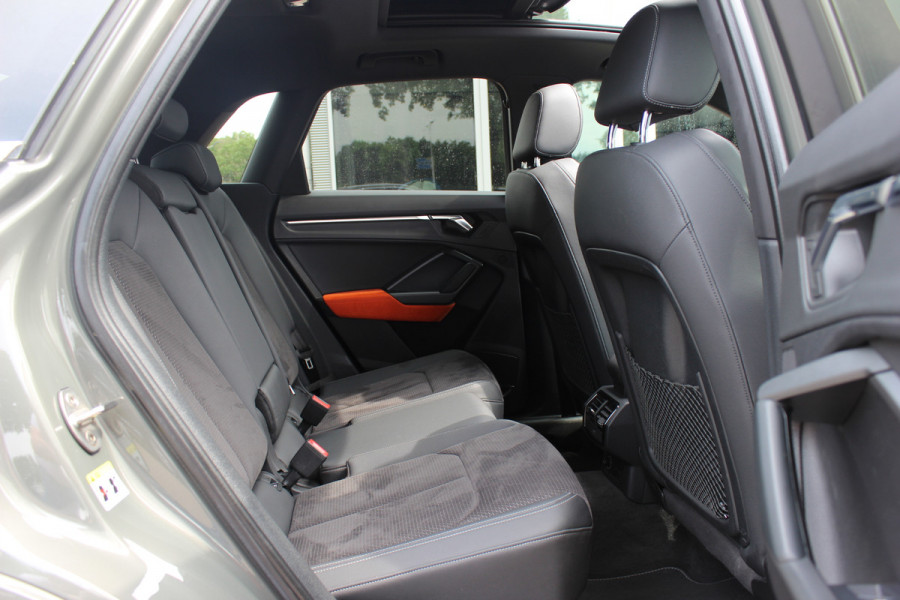 Audi Q3 45 TFSI quattro S Line edition one / Panoramadak / Camera / Keyless / B&O / Matrix LED / 19'' / CarPlay / Elektr. Stoelen / Sfeerverlichting / Dodehoek / DAB / Stoelverwarming / ACC