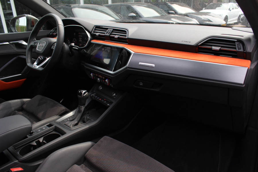 Audi Q3 45 TFSI quattro S Line edition one / Panoramadak / Camera / Keyless / B&O / Matrix LED / 19'' / CarPlay / Elektr. Stoelen / Sfeerverlichting / Dodehoek / DAB / Stoelverwarming / ACC