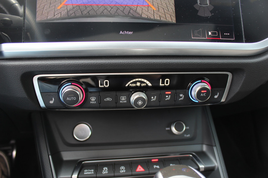 Audi Q3 45 TFSI quattro S Line edition one / Panoramadak / Camera / Keyless / B&O / Matrix LED / 19'' / CarPlay / Elektr. Stoelen / Sfeerverlichting / Dodehoek / DAB / Stoelverwarming / ACC