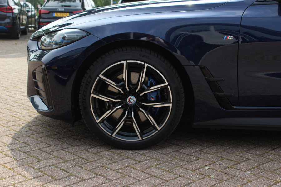 BMW i4 eDrive40 High Exe. M Sportpakket 84 kWh / SOH 91,4% / Trekhaak / Schuifdak / 360Camera / Head-up / Leder / Harman Kardon / Keyless / 19'' / Sfeerverlichting / CarPlay / Stoelventilatie+Verwarming / DAB / ACC